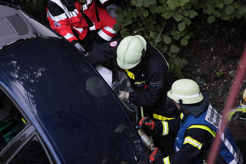 Furchtbarer Unfall im Landkreis Altötting: Ein PKW fliegt von einer Brücke herunter und knallt auf das Gleisbett. Drei junge Menschen kommen schwer verletzt in die Klinik.