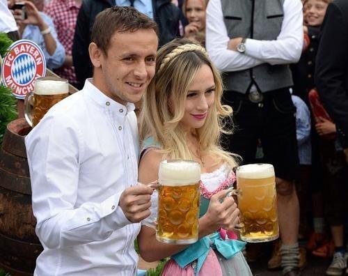 Rafinha zeigt sich in Feierlaune. "Prost ! Oktoberfest mit @FCBayern", schreibt er auf Twitter.