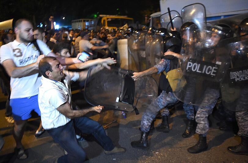 Auseinanderetzungen zwischen Demonstranten und den Sicherheitskräften: Unter den insgesamt 51 Verletzten sollen 28 Polizisten sein. Foto: Vahram Baghdasaryan, epa/dpa