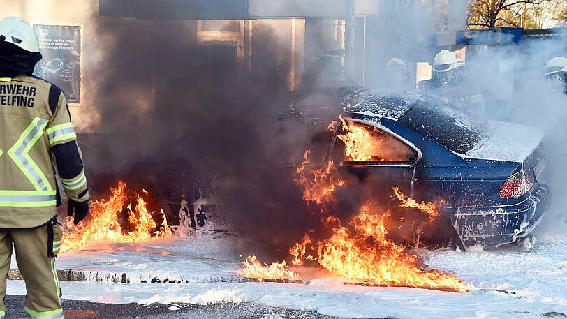 Die Bilder vom spektakulären BMW-Unfall in Gräfelfing.