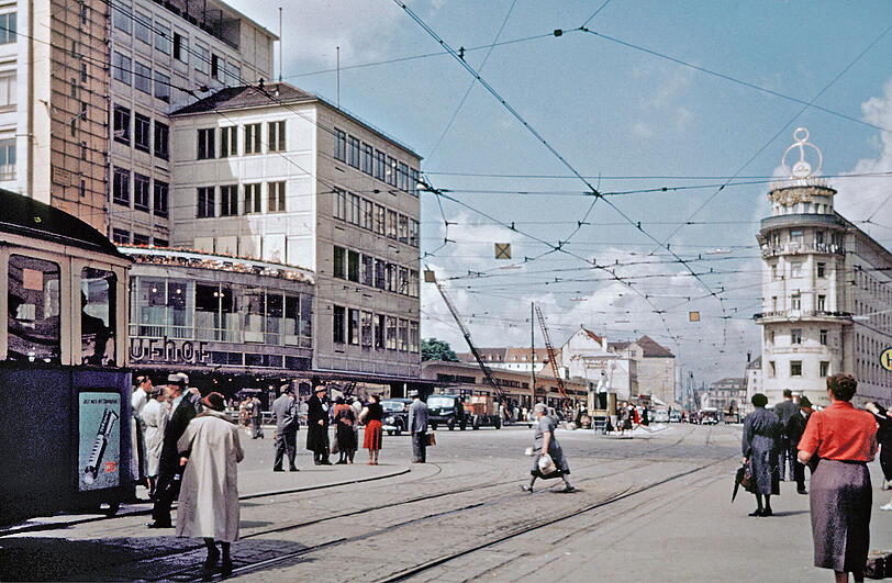 Am Stachus 1953: Hinter dem Kaufhof wird an den Oberleitungen der Tram gearbeitet.
