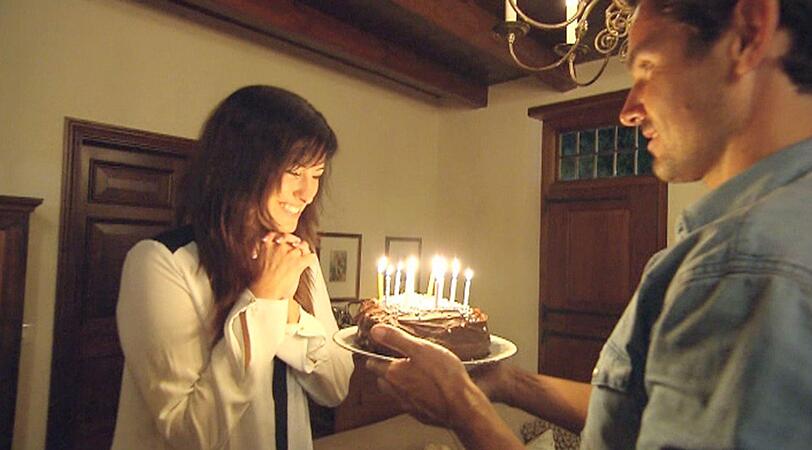 Jan überrascht Mona mit einem Kuchen zu ihrem 30. Geburtstag.