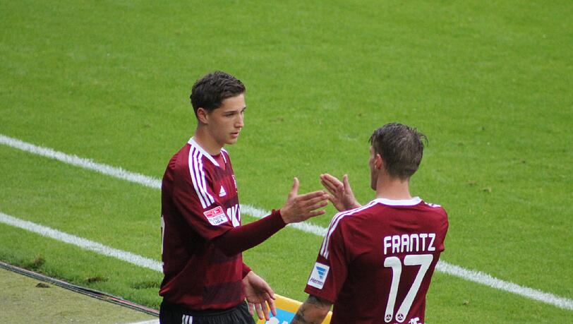 Niklas Stark (l.) wird in Hoffenheim kurz vor seinen ersten Bundesligaminuten noch einmal von Mitspieler Mike Frantz angefeuert.
