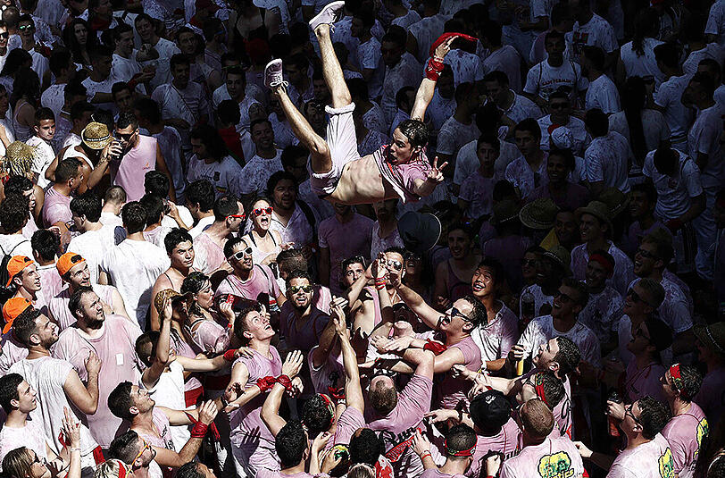 Fans und Demonstranten auf dem Sanfermines-Festival 2015 in Pamplona.