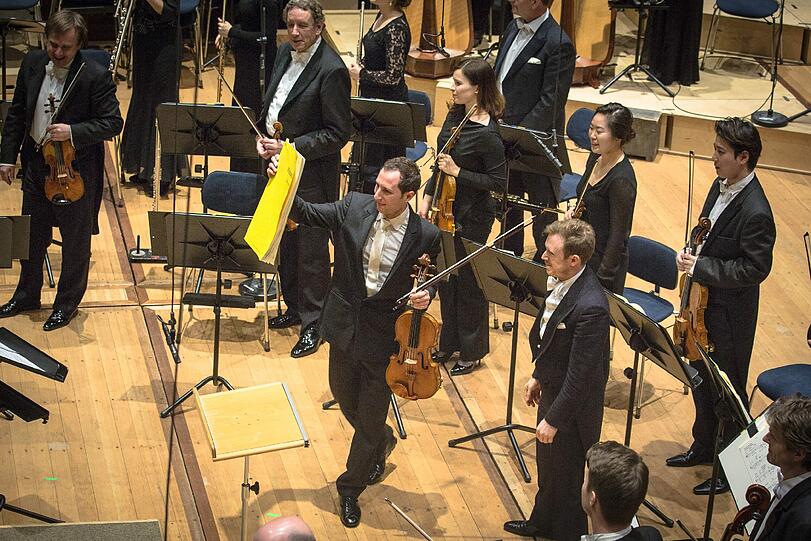 Antoine Tamestit hält dem Publikum die Partitur von Jörg Widmanns Viola-Konzert zum Beklatschen hin. Der in München lebende Komponist war am Donnerstag nicht da &ndash; er hatte einen Auftritt in Bamberg.
