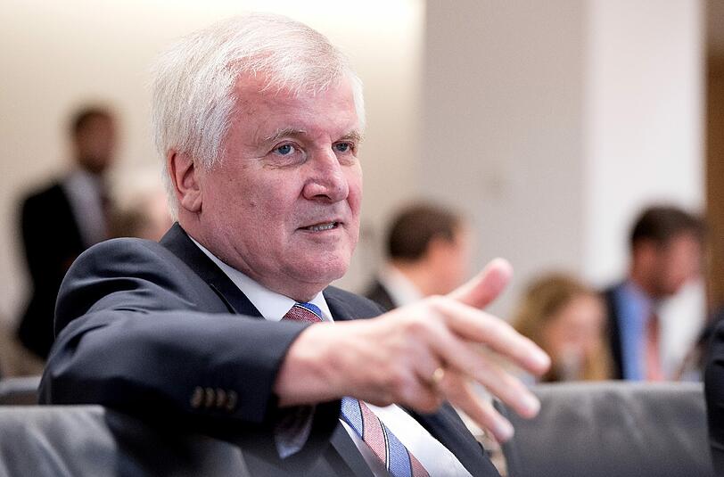 Horst Seehofer überlegt, künftig gewalttätige Flüchtlinge auch in Kriegsgebiete abzuschieben.