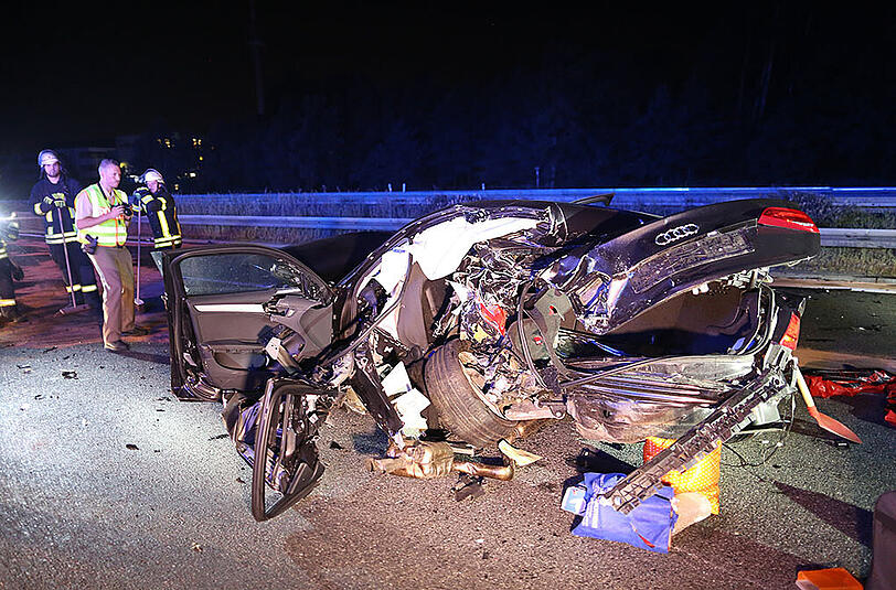 Trümmerfeld auf der A3: Am späten Mittwochabend waren hier mehrere Fahrzeuge an drei Unfällen beteiligt. Die Bilder aus Erlangen.
