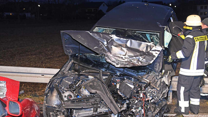 Bilder vom Unfallort in Grafing: Beide Autos wurden bei dem Zusammenstoß komplett zerstört.