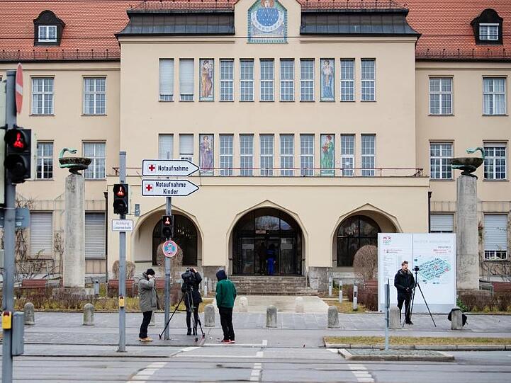 Kamerateams stehen vor dem Haupteingang des Klinikums Schwabing. Foto: Sven Hoppe/dpa/Archivbild