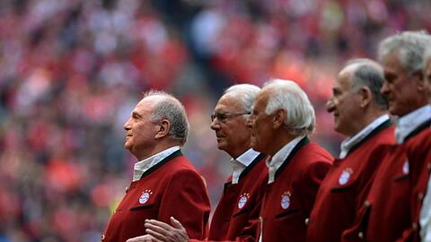 Uli Hoeneß (l-r) neben Franz Beckenbauer, Franz Roth, Georg Schwarzenbeck, Sepp Maier und Paul Breitner. Foto: Andreas Gebert/Archiv