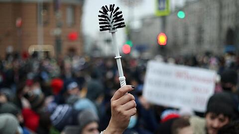 Zahlreiche Demonstranten kam mit Klobürste zu den Protesten.