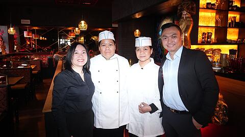 Hien Nguyen (v.l.) mit den Köchinnen Rawan Daeng Fischer und No-Aseeya Triseh und ihrem Mann Quang Nguyen in ihrem Thai-Restaurant im Westend.