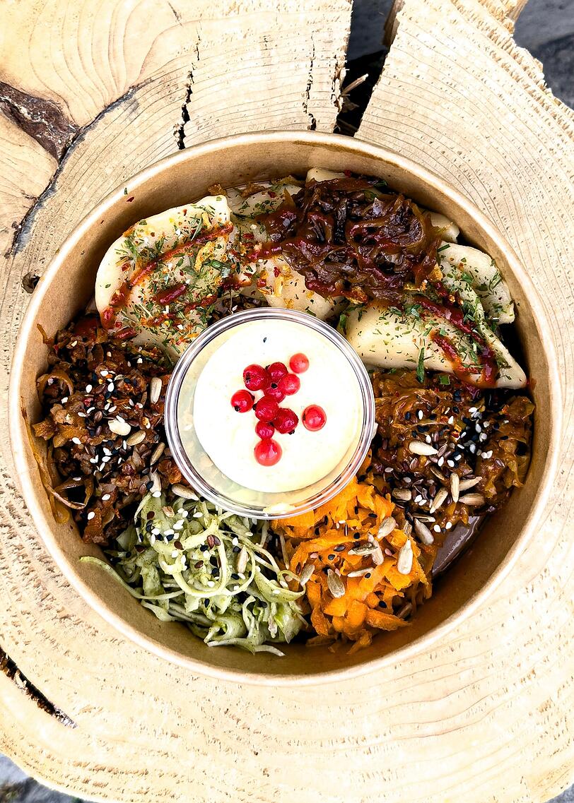 Bunt, hausgemacht und aus regionalen Zutaten sind die Teigtaschen-Bowls. Bunt, hausgemacht und aus regionalen Zutaten sind die Teigtaschen-Bowls.