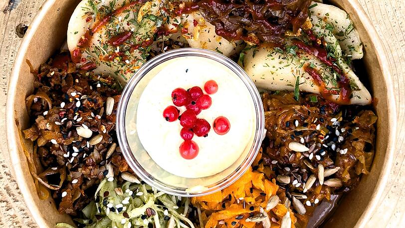 Bunt, hausgemacht und aus regionalen Zutaten sind die Teigtaschen-Bowls. Bunt, hausgemacht und aus regionalen Zutaten sind die Teigtaschen-Bowls.