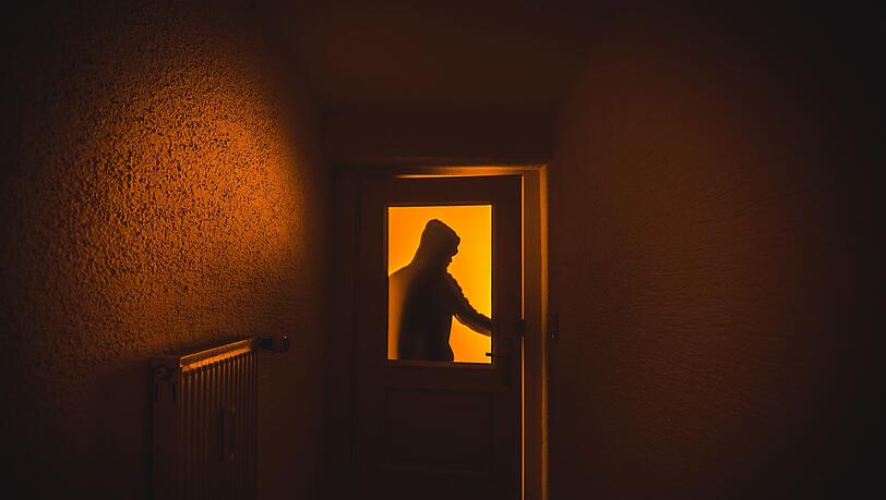 Schon ein gekipptes Fenster kann dazu führen, dass Einbrecher in wenigen Minuten alle Wertsachen stehlen - die Polizei kontrolliert derzeit verstärkt in Bayerns Wohngebieten. Schützen kann sich aber auch jeder in Eigenregie. (Symbolbild) Schon ein gekipptes Fenster kann dazu führen, dass Einbrecher in wenigen Minuten alle Wertsachen stehlen - die Polizei kontrolliert derzeit verstärkt in Bayerns Wohngebieten. Schützen kann sich aber auch jeder in Eigenregie. (Symbolbild)