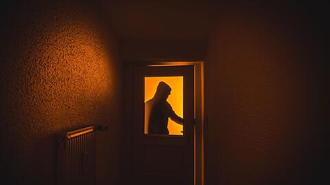 Schon ein gekipptes Fenster kann dazu führen, dass Einbrecher in wenigen Minuten alle Wertsachen stehlen - die Polizei kontrolliert derzeit verstärkt in Bayerns Wohngebieten. Schützen kann sich aber auch jeder in Eigenregie. (Symbolbild)