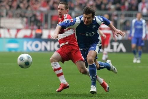 Zumindest der Fußballspieler im blauen Trikot wird nächste Saison sicher für den FC Bayern kicken: Andreas Görlitz hier noch im KSC-Trikot im Zweikampf mit  Franck Ribéry.