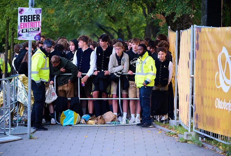 Warten, warten, warten - bis das Festgelände endlich öffnete. Warten, warten, warten - bis das Festgelände endlich öffnete.