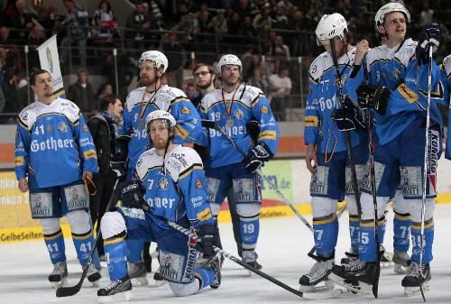 Frust pur: Der EHC München um Kapitän Andreas Raubal (ganz links) verlor im April das Finale gegen Bietigheim.