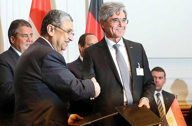 Hier wird der größte Einzelauftrag in der Siemens-Firmengeschichte besiegelt: Siemens-Chef Joe Kaser (r.) mit dem ägyptischen Elektrizitätsminister Shaker El-Markab.