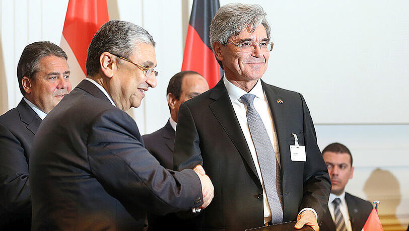 Hier wird der größte Einzelauftrag in der Siemens-Firmengeschichte besiegelt: Siemens-Chef Joe Kaser (r.) mit dem ägyptischen Elektrizitätsminister Shaker El-Markab. Hier wird der größte Einzelauftrag in der Siemens-Firmengeschichte besiegelt: Siemens-Chef Joe Kaser (r.) mit dem ägyptischen Elektrizitätsminister Shaker El-Markab.
