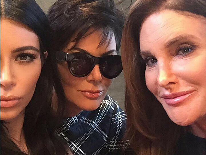 "Die Eltern-Falle": Dieses Foto mit Kris (M.) und Caitlyn Jenner (r.) postete Kim Kardashian auf Instagram