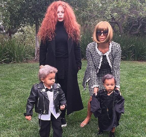 Während sich Kim Kardashian als "Vogue"-Chefin Anna Wintour und ihre Tochter North als Andre Talley verkleiden, soll ihre Make-Up-Atristin Grace Coddington ("Vogue"-Kreativ-Direktorin) darstellen. Ihr Sohn geht als Karl Lagerfeld.