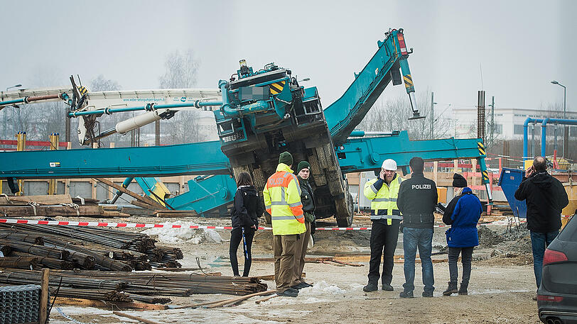 Am Donnerstagvormittag stürzte auf einer Baustelle in Freising eine Betonpumpe auf zwei Arbeiter - sie starben noch vor Ort.