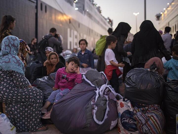 Flüchtlinge und Migranten verlassen im Hafen von Piräus eine Fähre. Die griechischen Behörden brachten rund 215 Flüchtlinge aus dem überfüllten Moria-Registrierlager auf der Insel Lesbos aufs Festland.