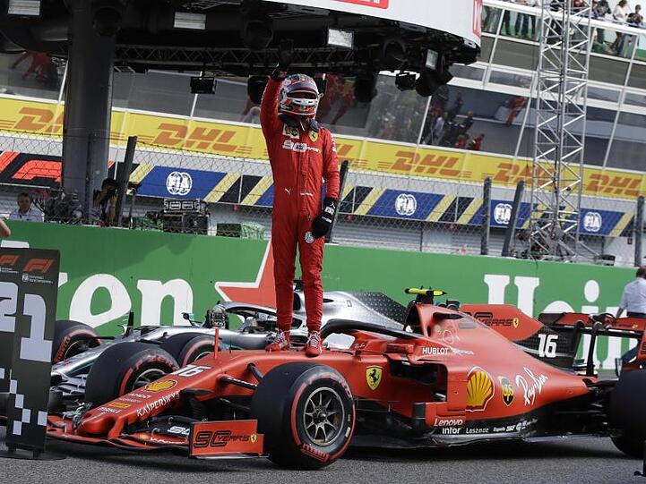 Charles Leclerc feiert seine Bestzeit in der Qualifikation.