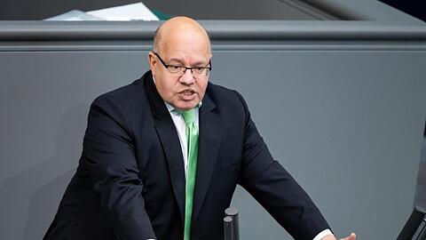 Die Bundesregierung will nach Pfingsten ein Konjunkturprogramm beschließen, damit die Wirtschaft nach der Corona-Krise wieder in Gang kommt. Wirtschaftsminister Altmaier deutet unter anderem eine Entlastung der Strompreise an.