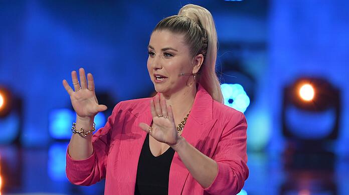 Beatrice Eglis wurde in der Schweiz von nackerten Fans auf der Bühne überrascht.