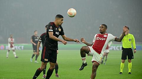 Danilho Doekhi (l, 1. FC Union), und Steven Bergwijn (Ajax Amsterdam) im Zweikampf.
