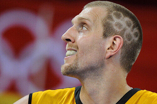 Wie begeistert Dirk Nowitzki von Olympia ist, soll schon seine neue Frisur beweisen. Am Freitag trägt er die deutsche Fahne.
