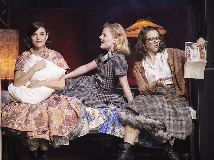 Das Musical "Ku'damm 56" erzählt die Geschichte dreier junger Frauen (Pamina Lenn, Isabel Waltsgott, Sandra Leitner) in der frühen Bundesrepublik.