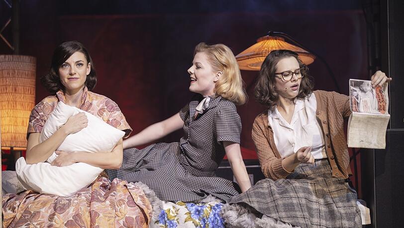 Das Musical "Ku'damm 56" erzählt die Geschichte dreier junger Frauen (Pamina Lenn, Isabel Waltsgott, Sandra Leitner) in der frühen Bundesrepublik.