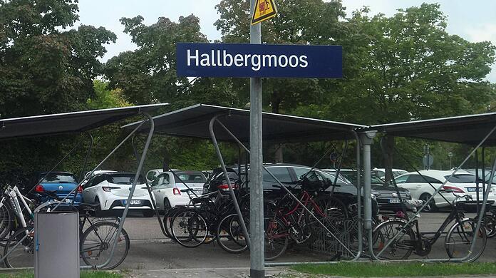 Tatort S-Bahn-Halt Hallbergmoos: Unter dem dringenden Tatverdacht, eine 19-jährige Frau stundenlang vergewaltigt zu haben, ist ein 25-jähriger Mann festgenommen worden. Die Kriminalpolizei Erding ermittelt.