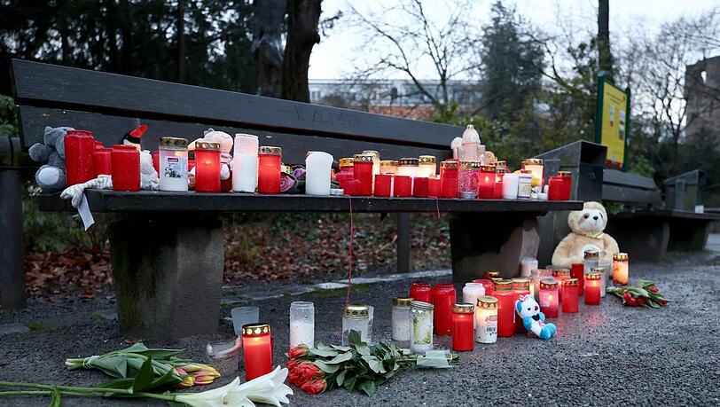 Blumen, Kerzen und Stofftiere an der Stelle im Aschaffenburger Schöntal-Park, an der ein 28-jähriger Afghane ein Kindergartenkind und einen 41-Jährigen erstochen hat.