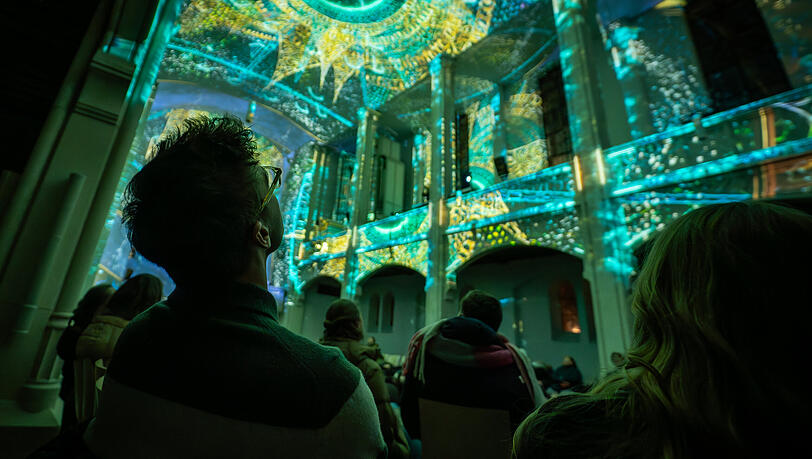 Staunen kann man bei Infinity in der Kirche St. Markus.