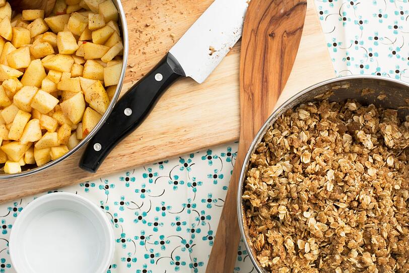 Wer auf der Suche nach einer schnellen Nachspeise ist, hat mit einem Apple Crumble die richtige Wahl getroffen. Mit nur wenigen Zutaten ist dieser Kuchen die ideale Süßspeise für die Zubereitung im Ferienhaus. Neben Apfelstücken lässt sich der englische Kuchen auch mit frischen oder gefrorenen Beeren, mit Sultaninen oder Walnüssen zubereiten. Wer auf der Suche nach einer schnellen Nachspeise ist, hat mit einem Apple Crumble die richtige Wahl getroffen. Mit nur wenigen Zutaten ist dieser Kuchen die ideale Süßspeise für die Zubereitung im Ferienhaus. Neben Apfelstücken lässt sich der englische Kuchen auch mit frischen oder gefrorenen Beeren, mit Sultaninen oder Walnüssen zubereiten.