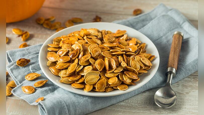 Kürbiskerne lieber nicht wegwerfen: Sie machen sich bestens als gesunder und leckerer Snack. Kürbiskerne lieber nicht wegwerfen: Sie machen sich bestens als gesunder und leckerer Snack.