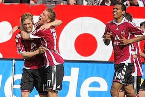 Obenauf! Club-Torschütze Mike Frantz bejubelt seinen Treffer zum 1:0 mit den jungen Kollegen Marcel Risse und Eric-Maxim Choupo-Moting (rechts).