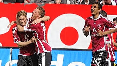 Obenauf! Club-Torschütze Mike Frantz bejubelt seinen Treffer zum 1:0 mit den jungen Kollegen Marcel Risse und Eric-Maxim Choupo-Moting (rechts).