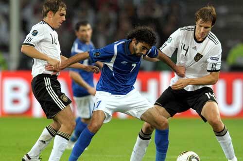 Bayerns Holger Badstuber erzielt gegen Aserbaidschan per Kopf sein erstes Länderspiel-Tor.