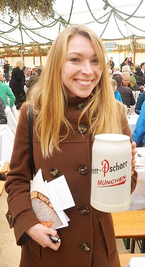 Editieren
Das Bier darf natürlich nicht fehlen! Deshalb hat sich AZ Redakteurin Laura Kaufmann gleich noch eine Maß im Herzkasperlzelt geholt.