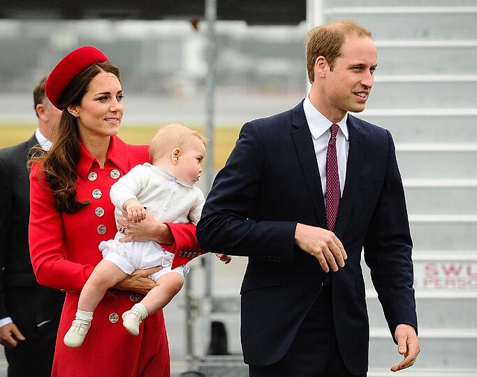 Auch Baby George sieht ganz heiter aus. Es sind die ersten Live-Bilder vom royalen Baby seit seiner Geburt.