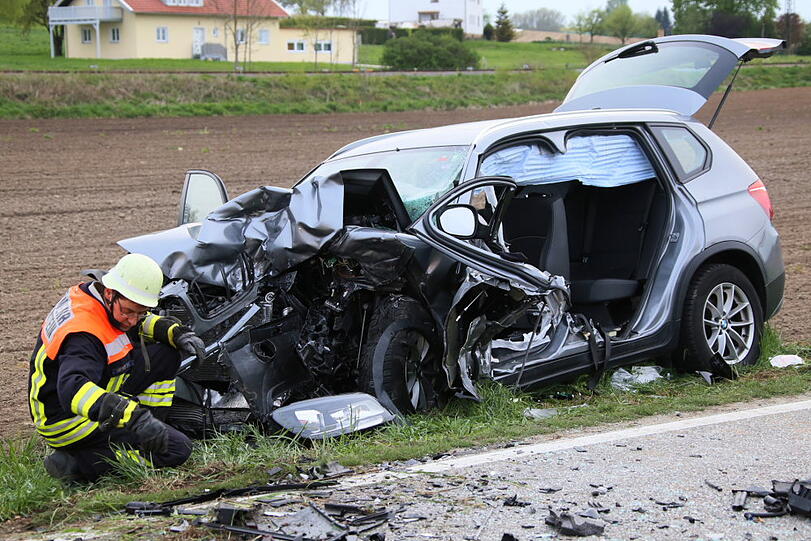 Eine 18-jährige Fahranfängerin kam mit ihrem Auto auf die Gegenfahrbahn und prallte frontal mit einem entgegenkommenden BMW zusammen.