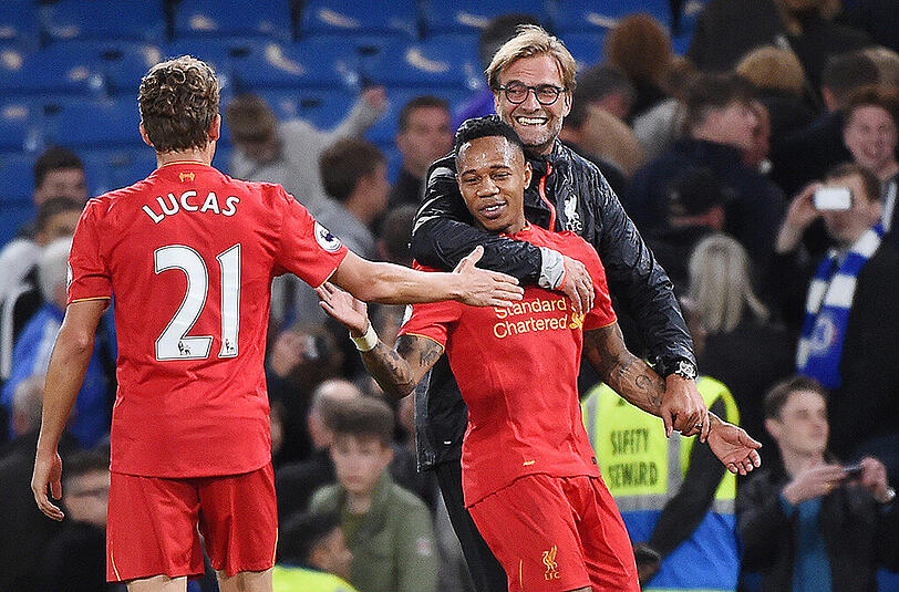 Jürgen Klopp (rechts) feiert mit seinen Liverpool-Stars.