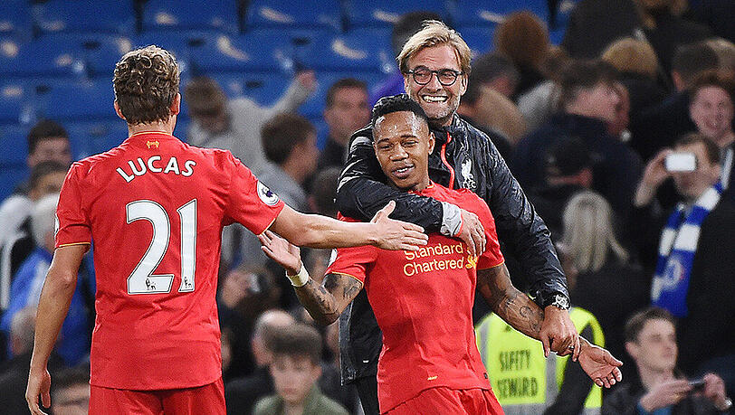 Jürgen Klopp (rechts) feiert mit seinen Liverpool-Stars. Jürgen Klopp (rechts) feiert mit seinen Liverpool-Stars.