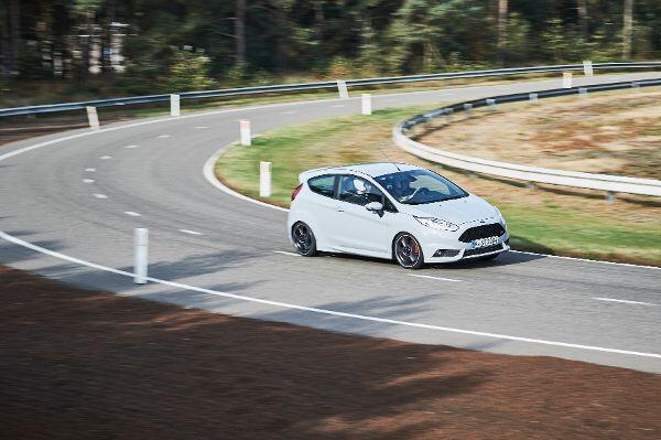 Das aktuelle Sportmodell des Fiesta namens ST200 ist ein echter Kurvenräuber.